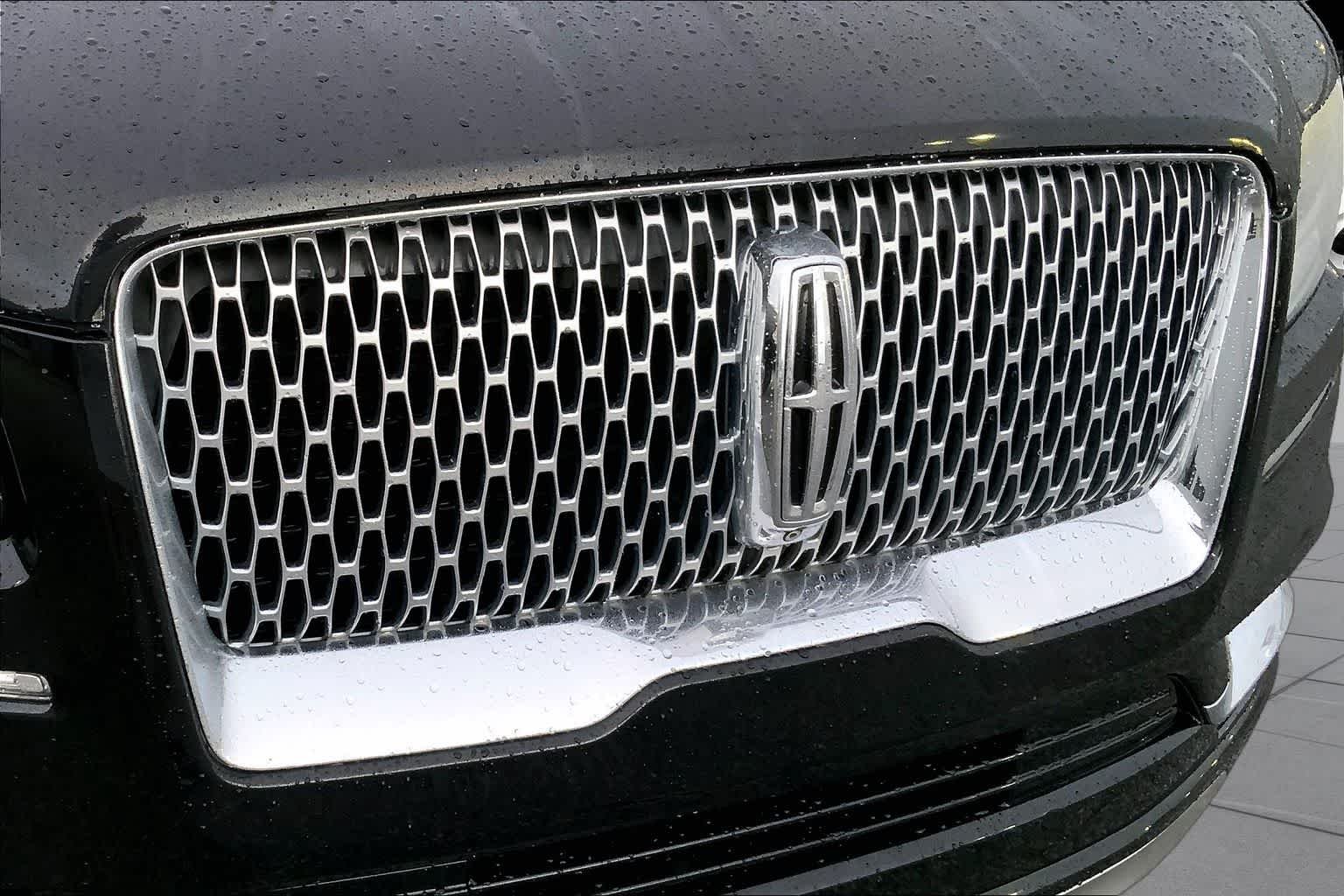 Used 2018 Black Velvet Lincoln Select image 29