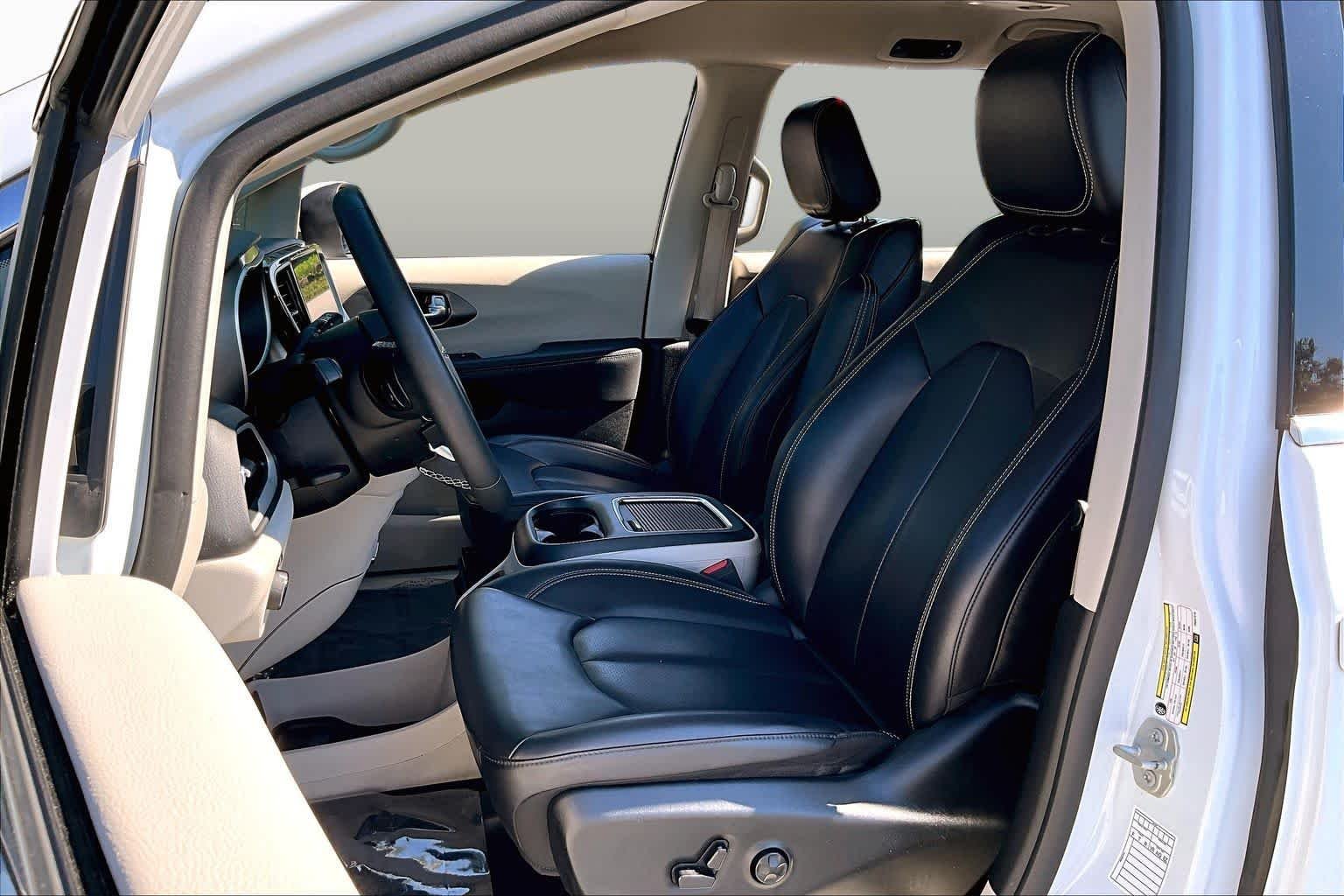 Used 2023 Bright White Clearcoat Chrysler Touring L image 8