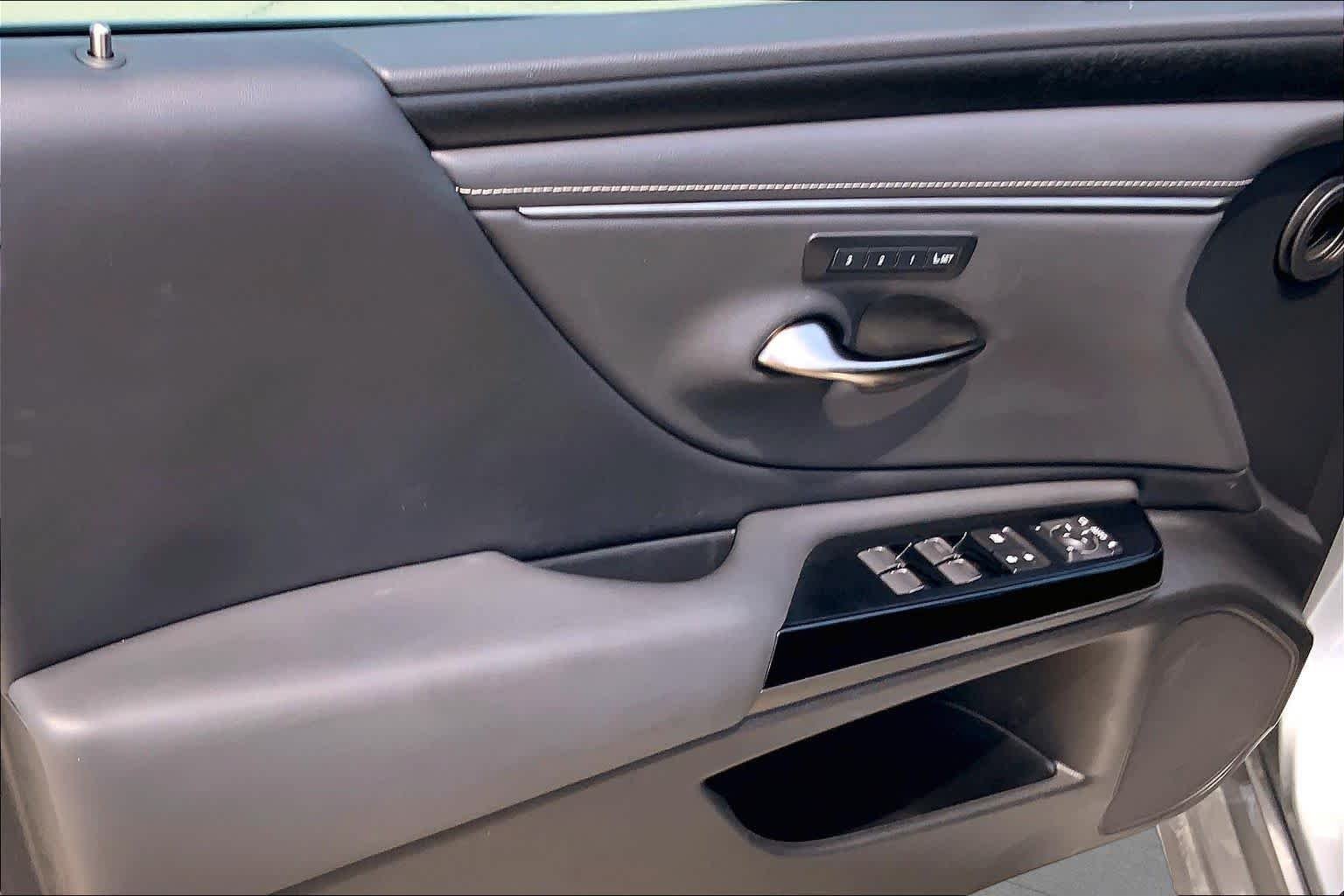 Used 2022 Iridium Lexus  image 21