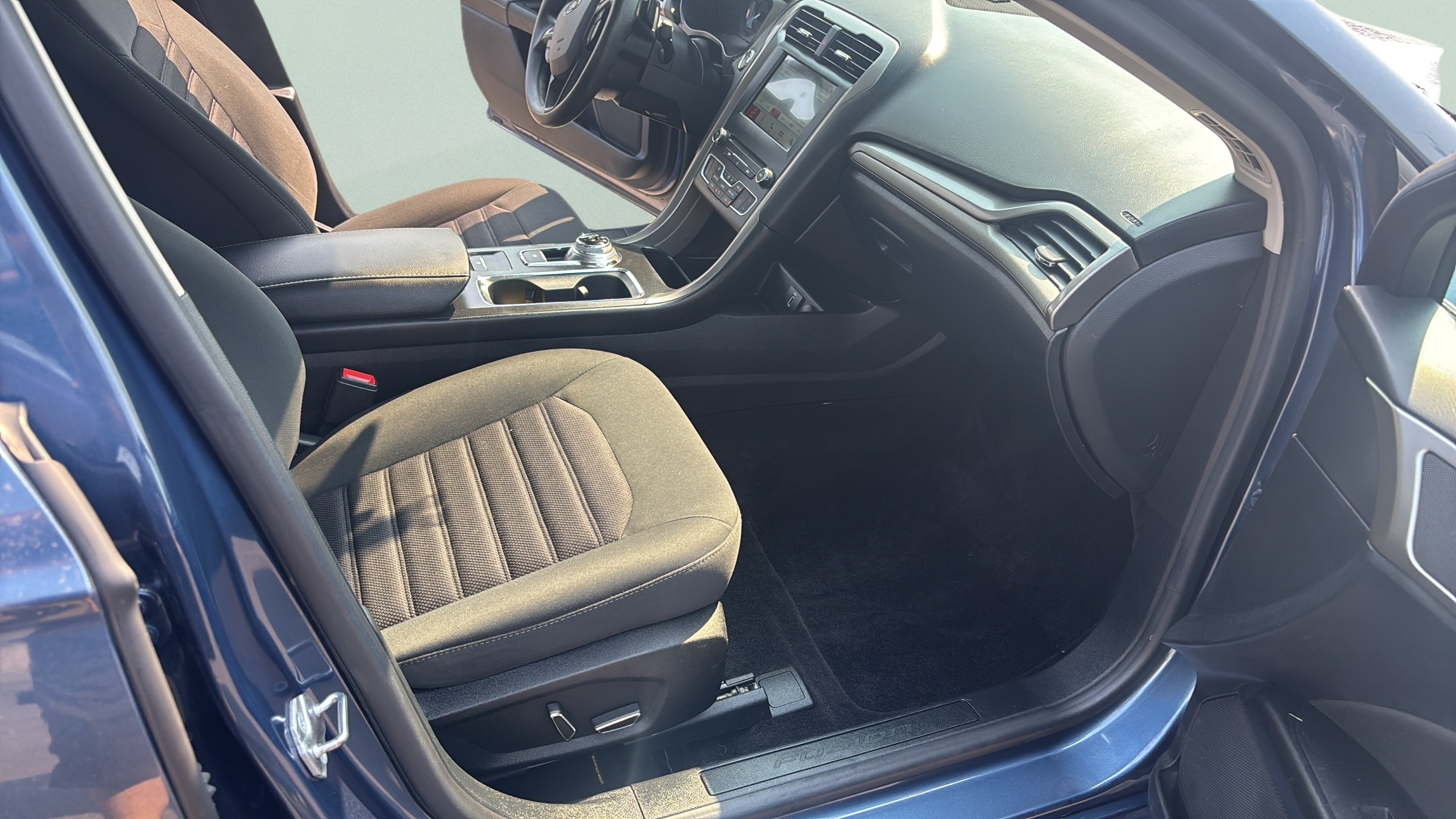 Used 2018 Blue Ford SE image 11