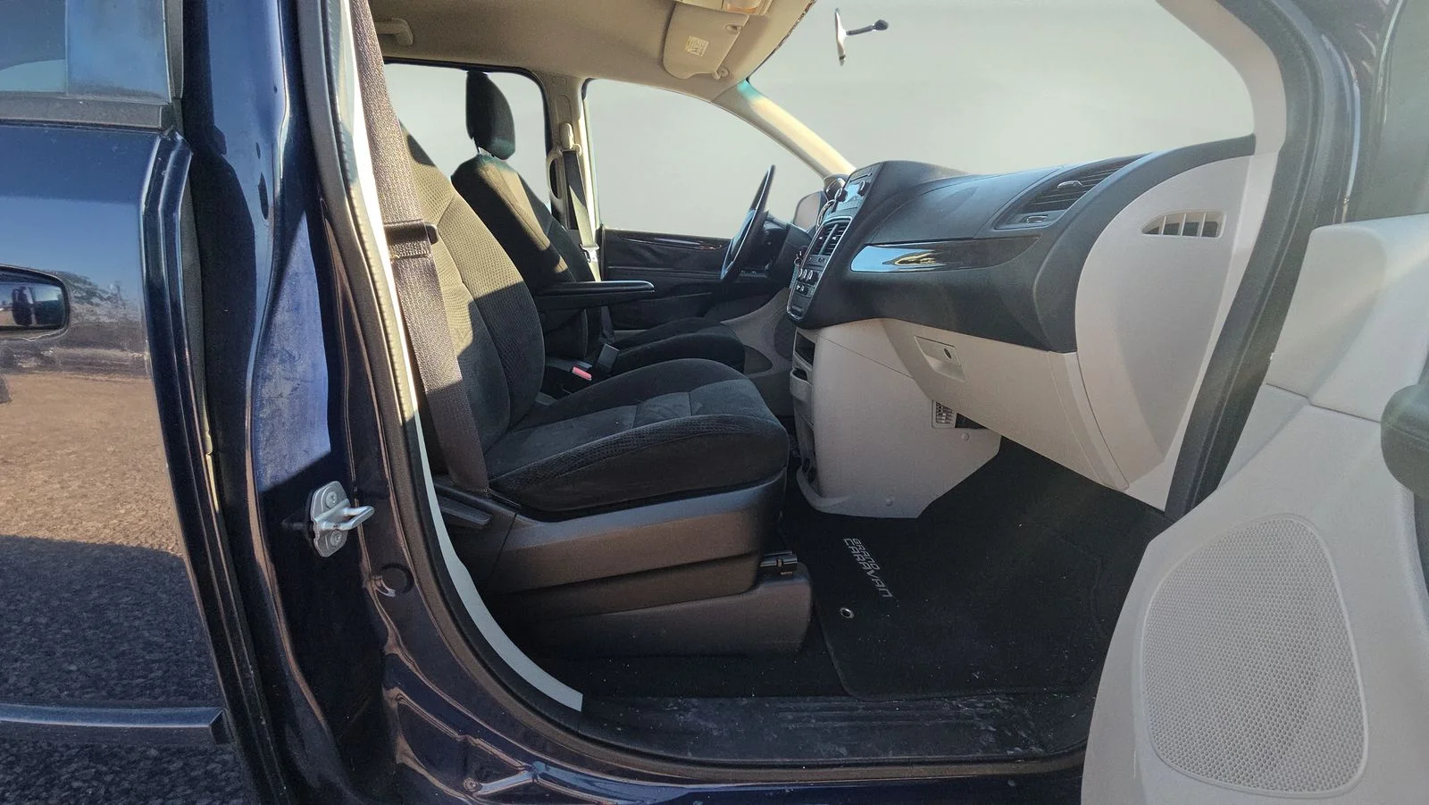 Used 2016 Blue Dodge SE image 13