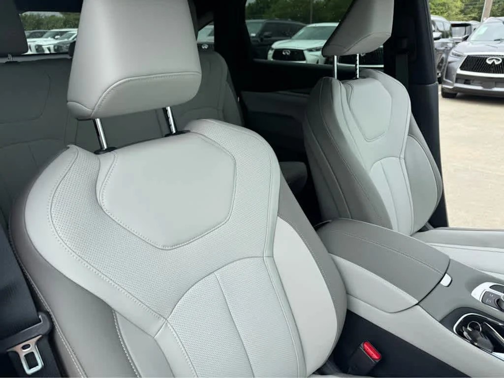 New 2027 RADIANT WHITE INFINITI Luxe AWD image 9