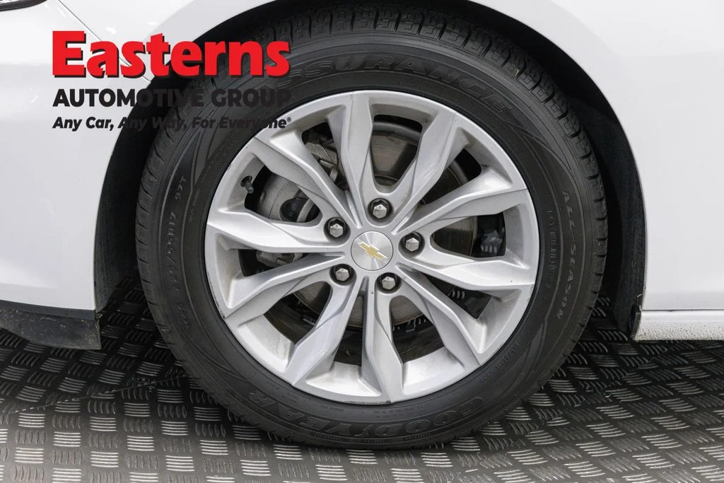 Used 2025 White Chevrolet LT image 31