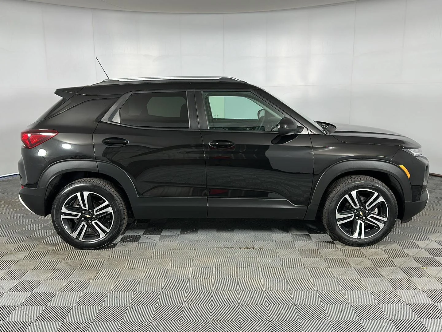 Used 2023 Mosaic Black Metallic Chevrolet LT image 25