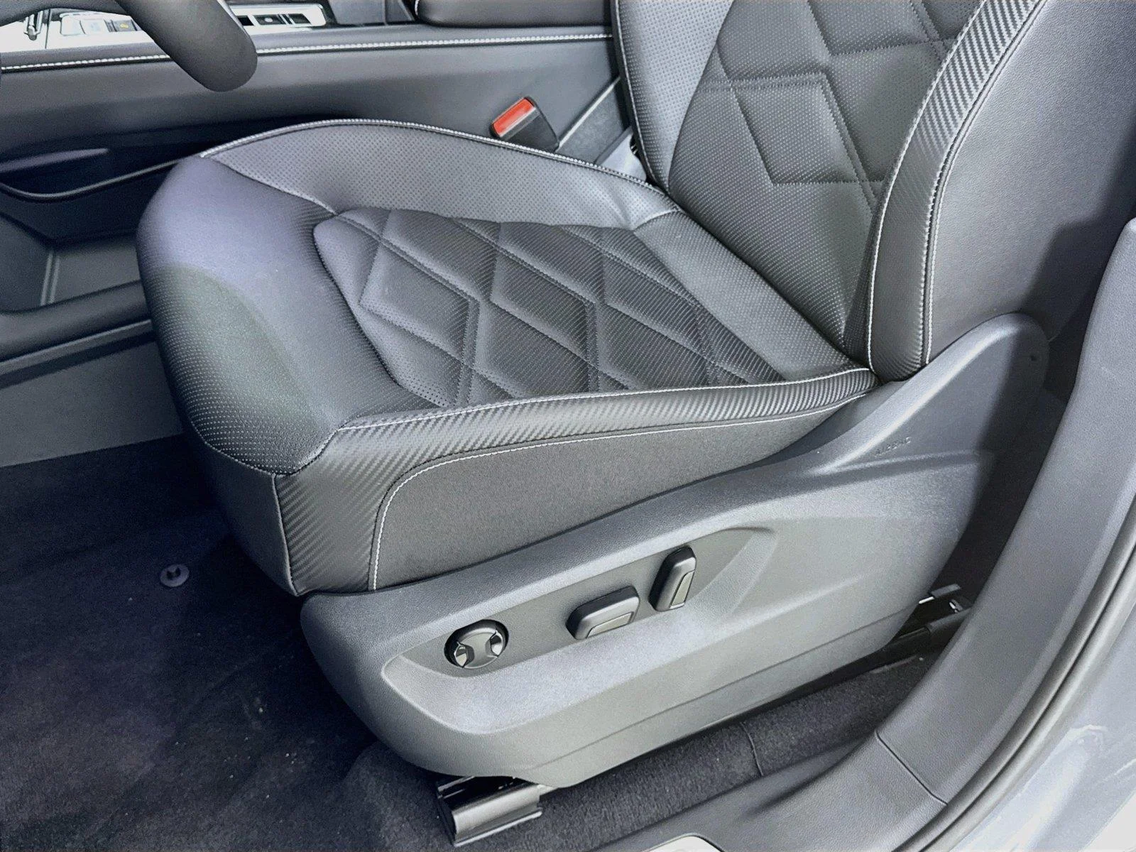 New 2026 Silver Mist Metallic Volkswagen 2.0T SE w/Technology image 18