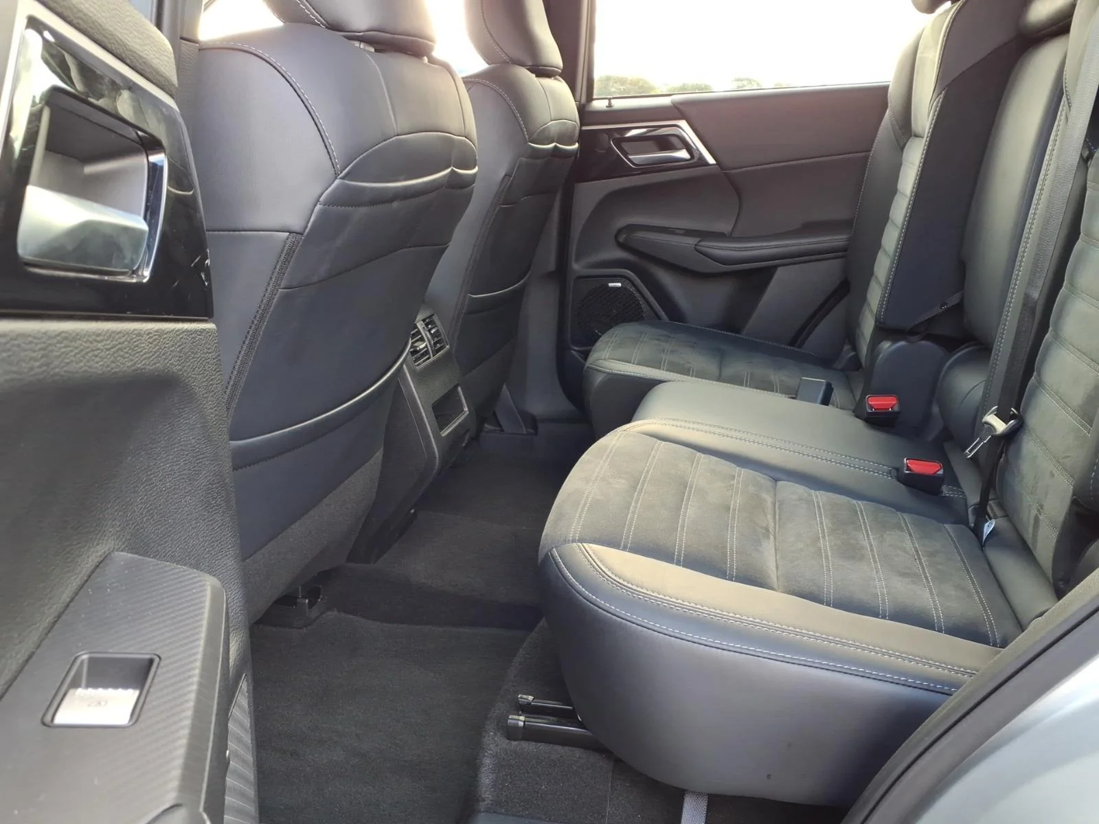 Used 2025 Alloy Silver Metallic Mitsubishi SE image 4