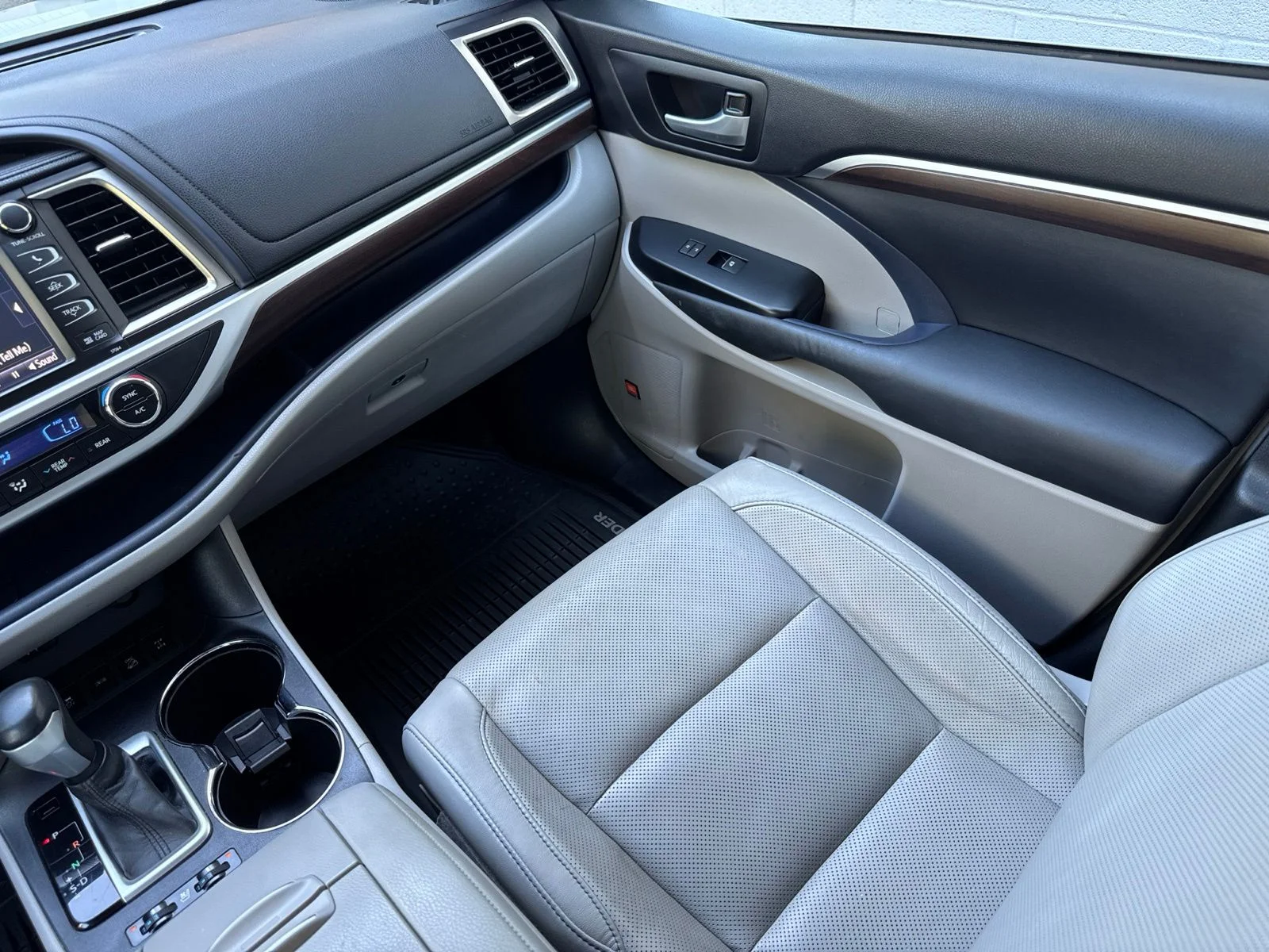 Used 2015 Blizzard Pearl Toyota Limited image 34