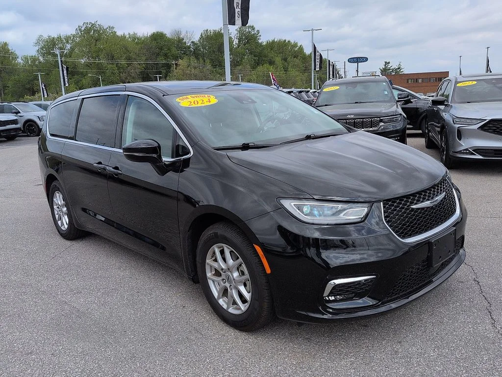2024 Chrysler Pacifica Touring L's photo