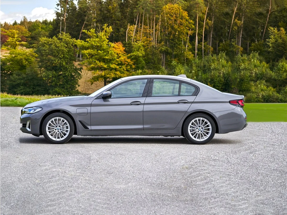 2021 BMW 5 Series 530e iPerformance Sedan's photo