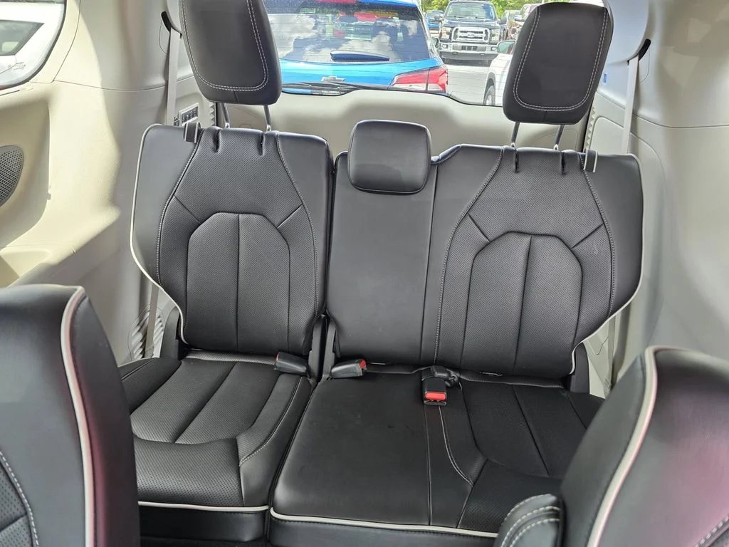 Used 2024 Ceramic Gray Clearcoat Chrysler Limited image 12