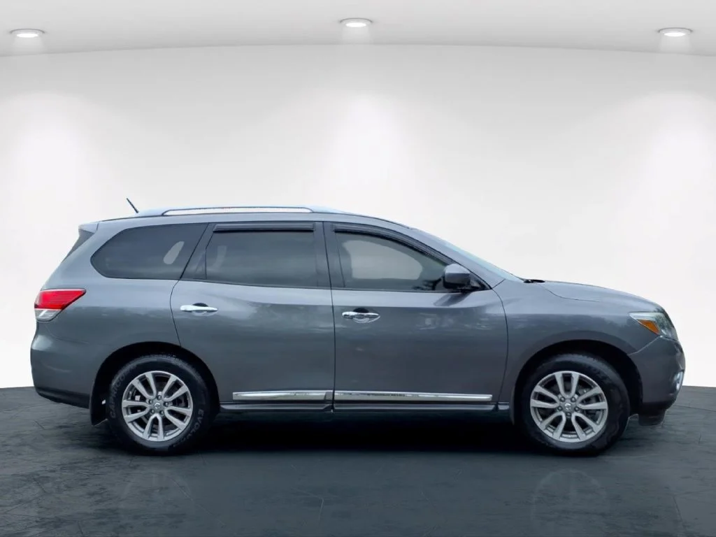 Used 2016 Gray Nissan SL image 5