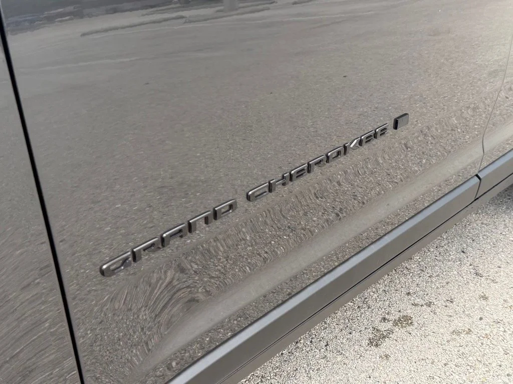 New 2026 Baltic Gray Metallic Clear-Coat Exterior Paint Jeep Laredo Altitude image 31