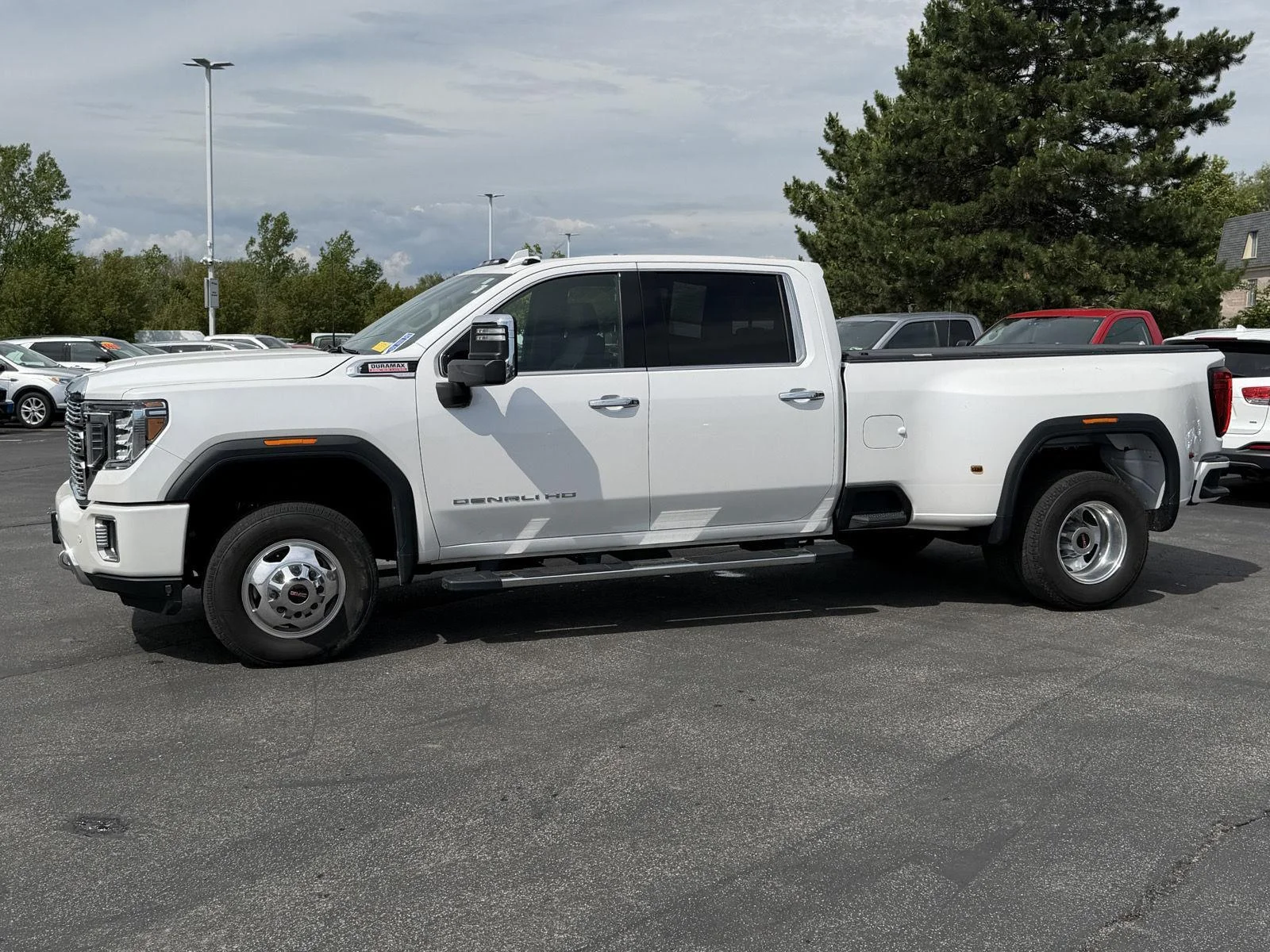 Used 2020 White Frost Tricoat GMC Denali image 4