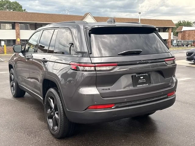 Used 2024 Gray Jeep Altitude image 37