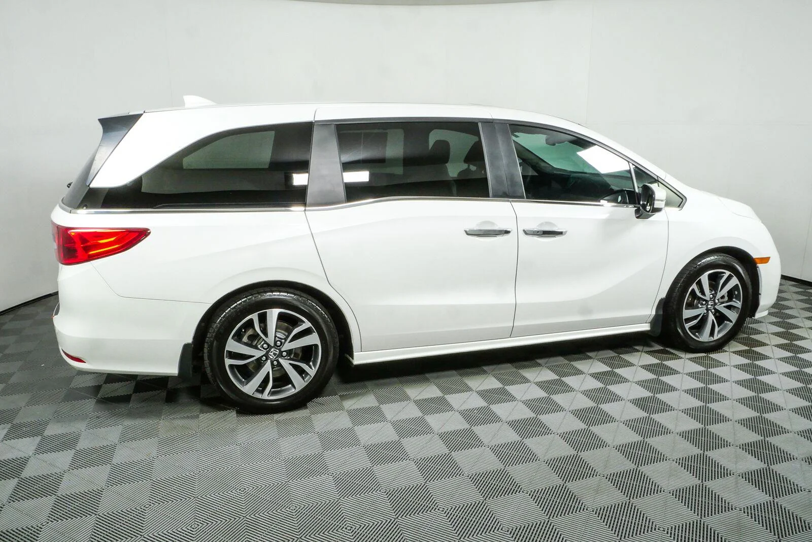 Used 2024 Platinum White Pearl Honda Touring image 2