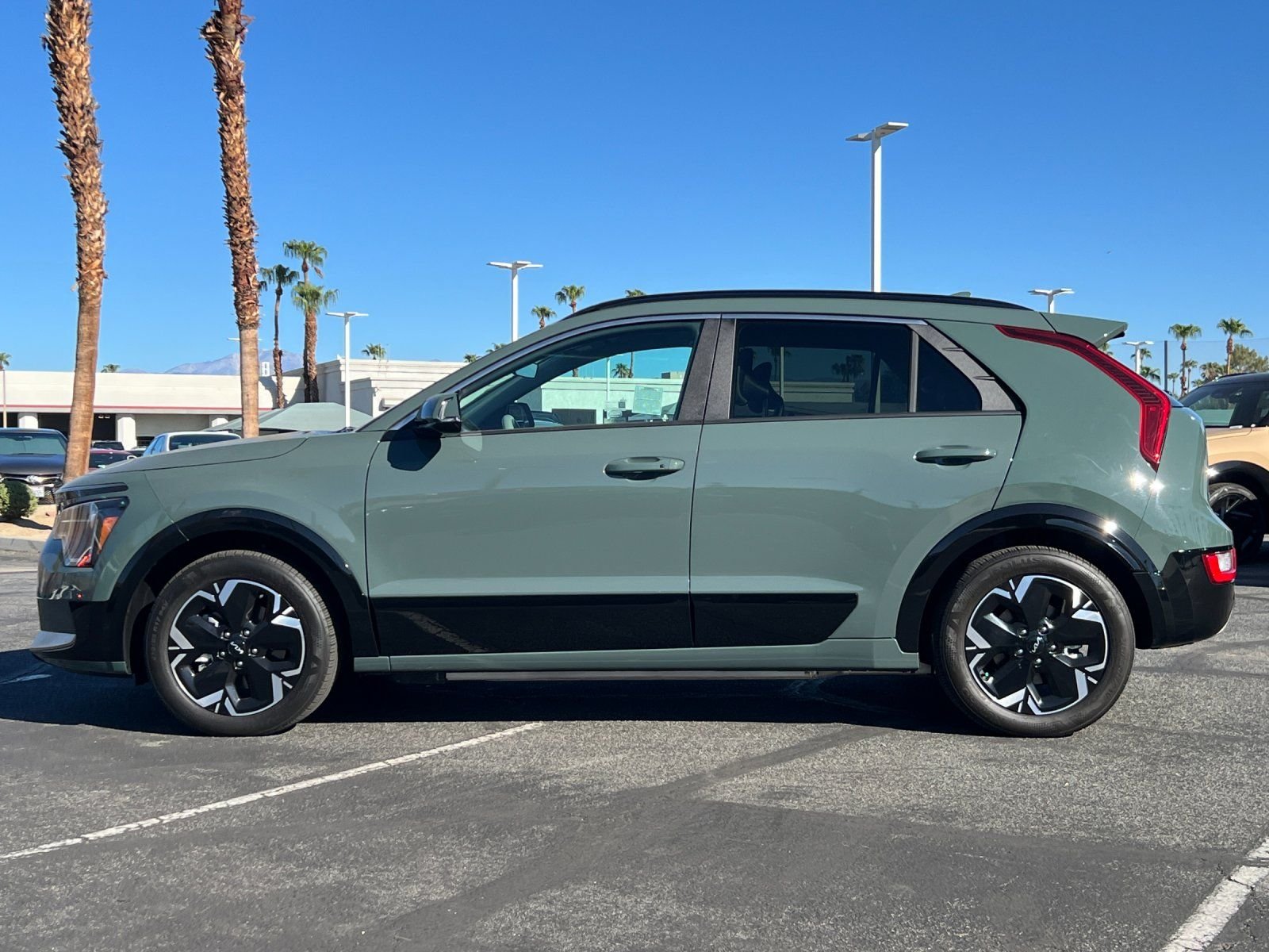 Certified Used 2023 Green Kia Wind image 6