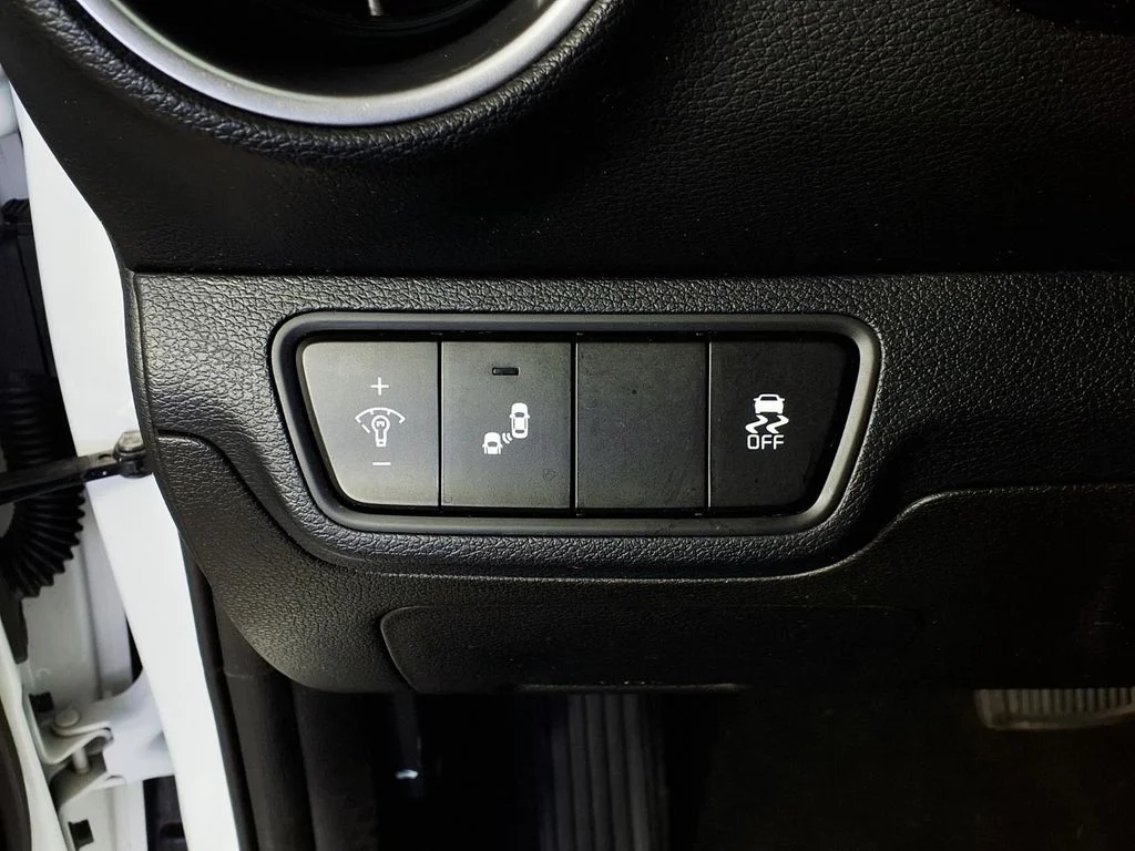 Used 2022 White Kia LXS image 24