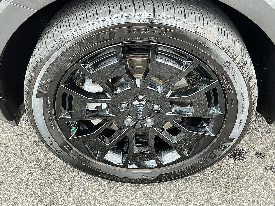 Used 2021 Gravity Grey Kia SX image 9