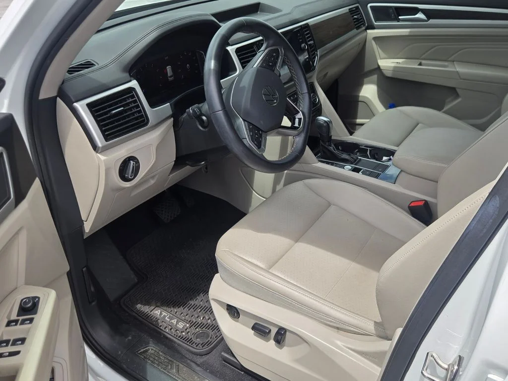 Used 2023 White Volkswagen 2.0T SE w/Technology image 5