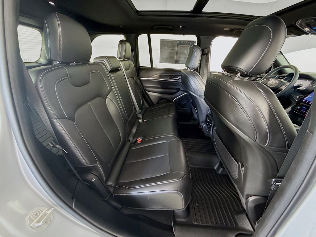 Used 2024 Silver Zynith Jeep 4xe image 29