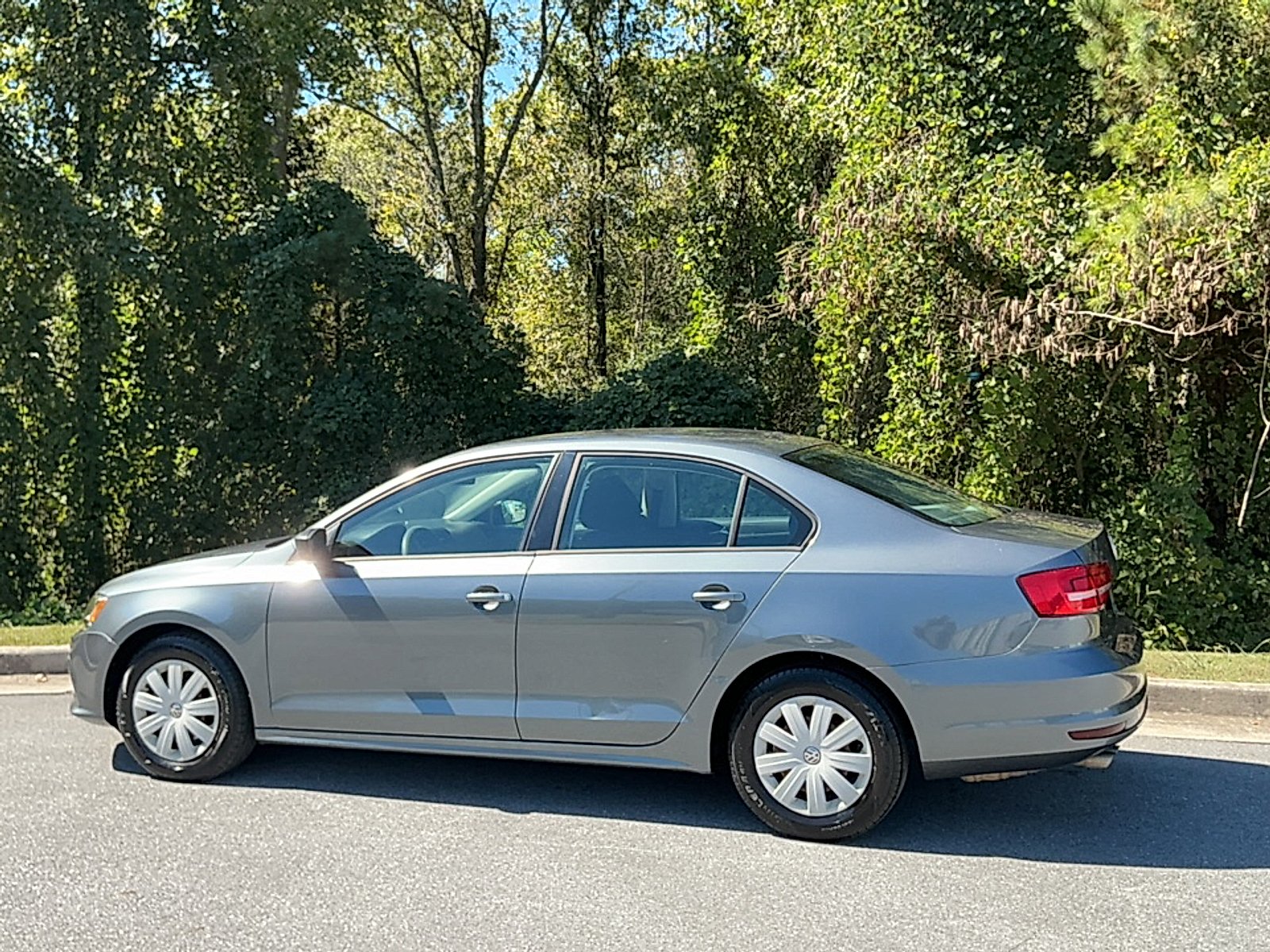Used 2015 Platinum Gray Metallic Volkswagen 2.0L S image 3