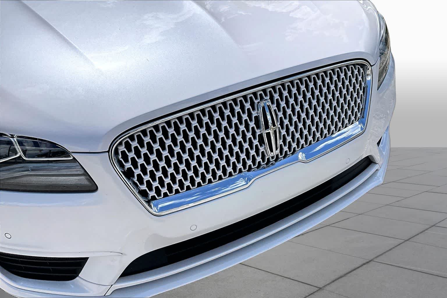Used 2020 White Platinum Metallic Tri-Coat Lincoln Reserve image 30