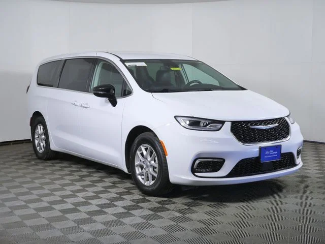 2024 Chrysler Pacifica Touring L's photo