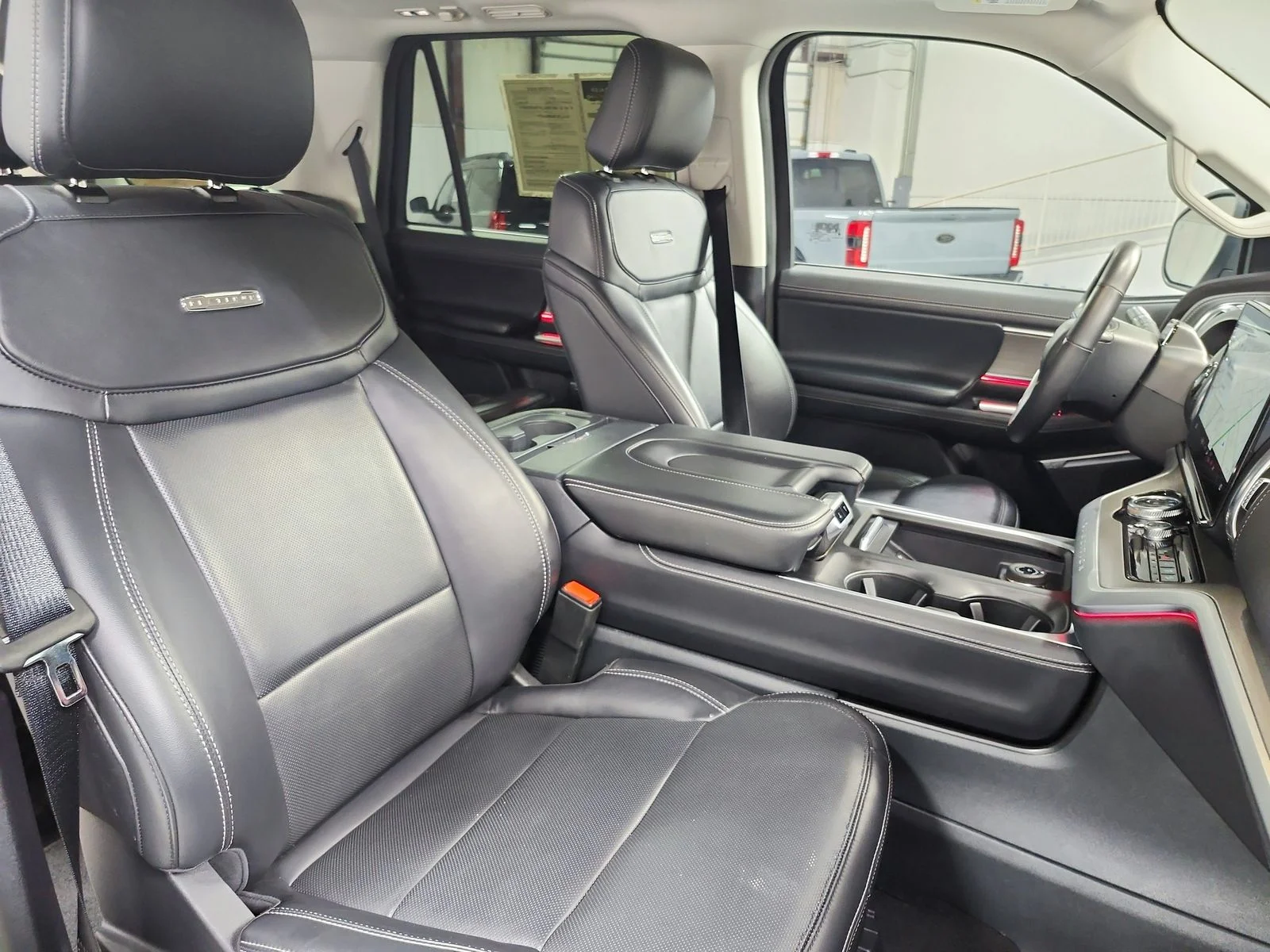 Used 2025 Agate Black Metallic Ford Platinum image 41