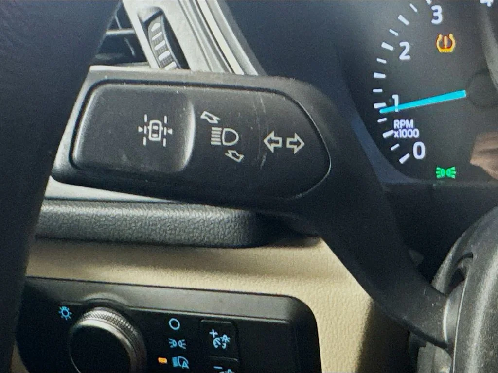 Used 2020 Black Ford SE image 12