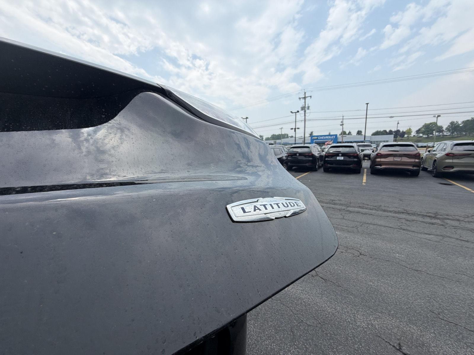 Used 2022 Diamond Black Crystal Pearlcoat Jeep Latitude image 10