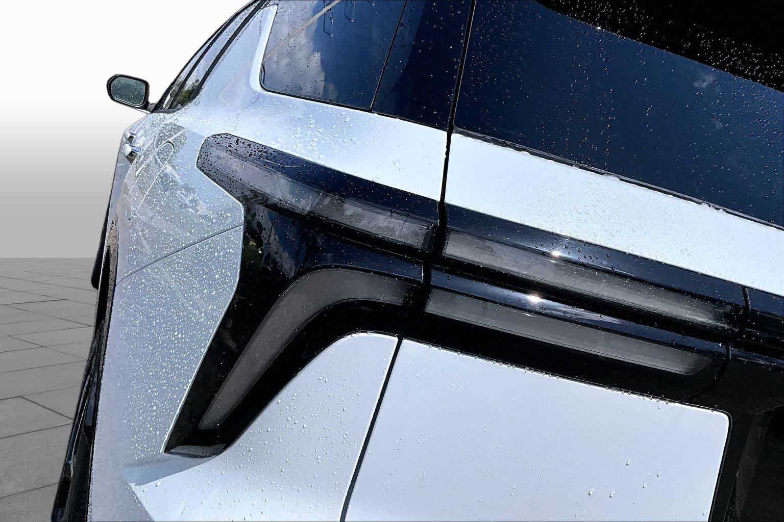 Used 2026 Polar White Tricoat Chevrolet FWD High Country image 29