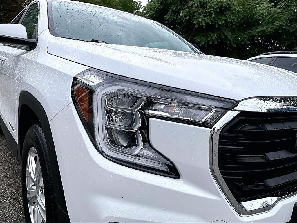 Used 2024 White GMC SLE image 31