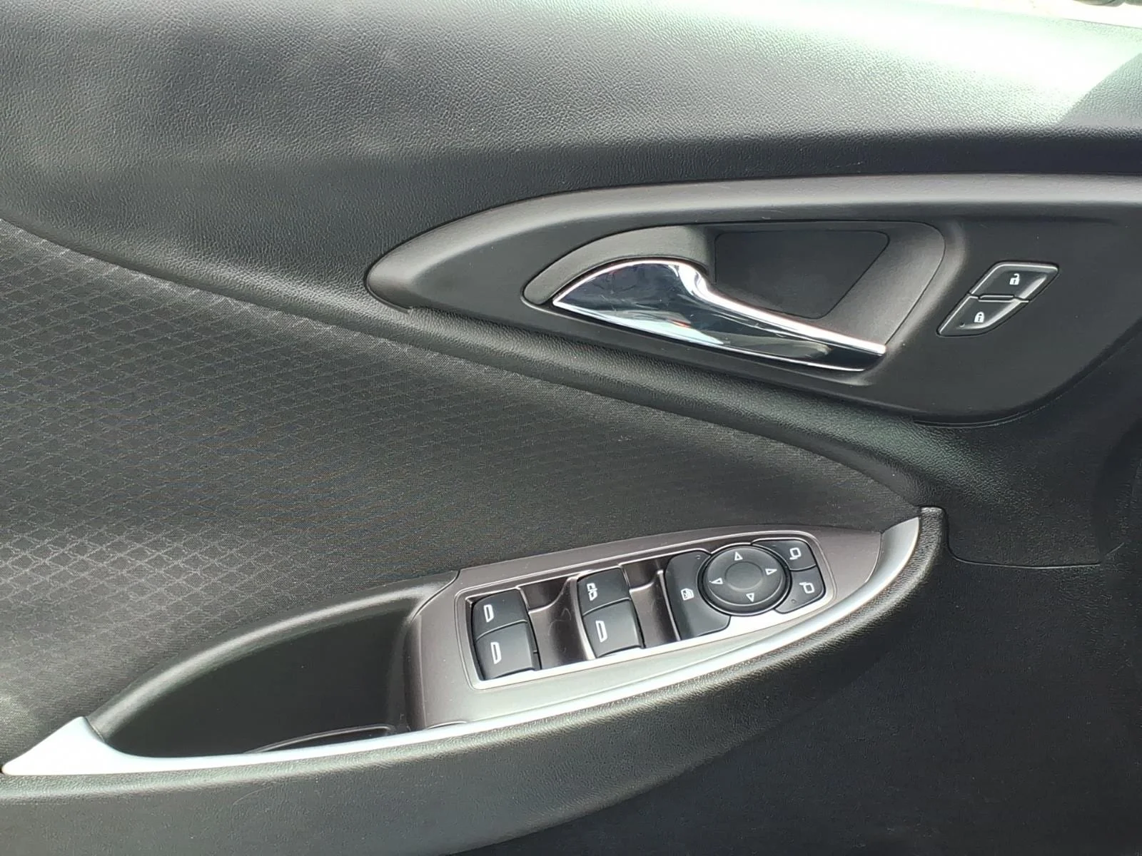 Used 2024 Summit White Chevrolet LT image 25