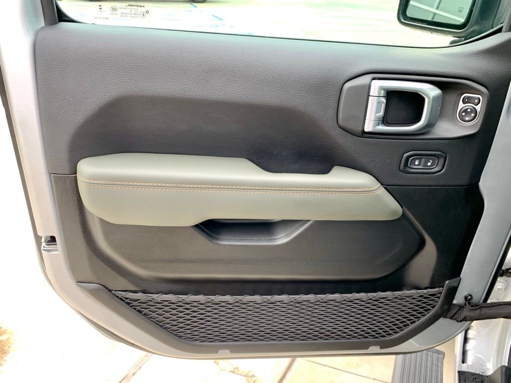 Used 2024 Silver Jeep Mojave image 11