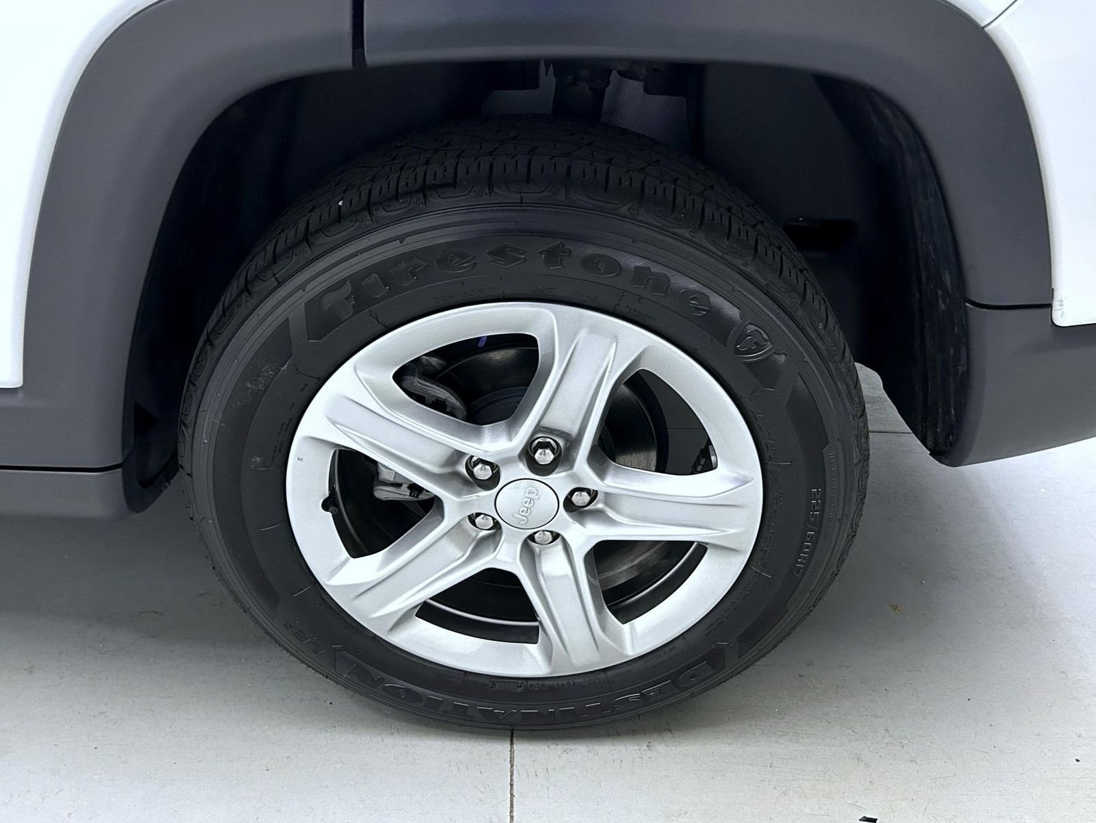 Used 2023 White Jeep Latitude image 22