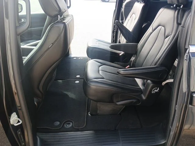 Used 2025 Black Chrysler Select image 18