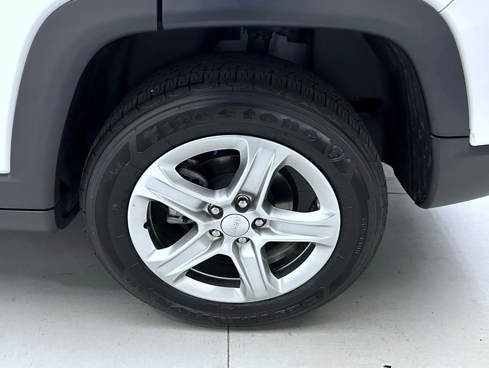 Used 2023 White Jeep Latitude image 22