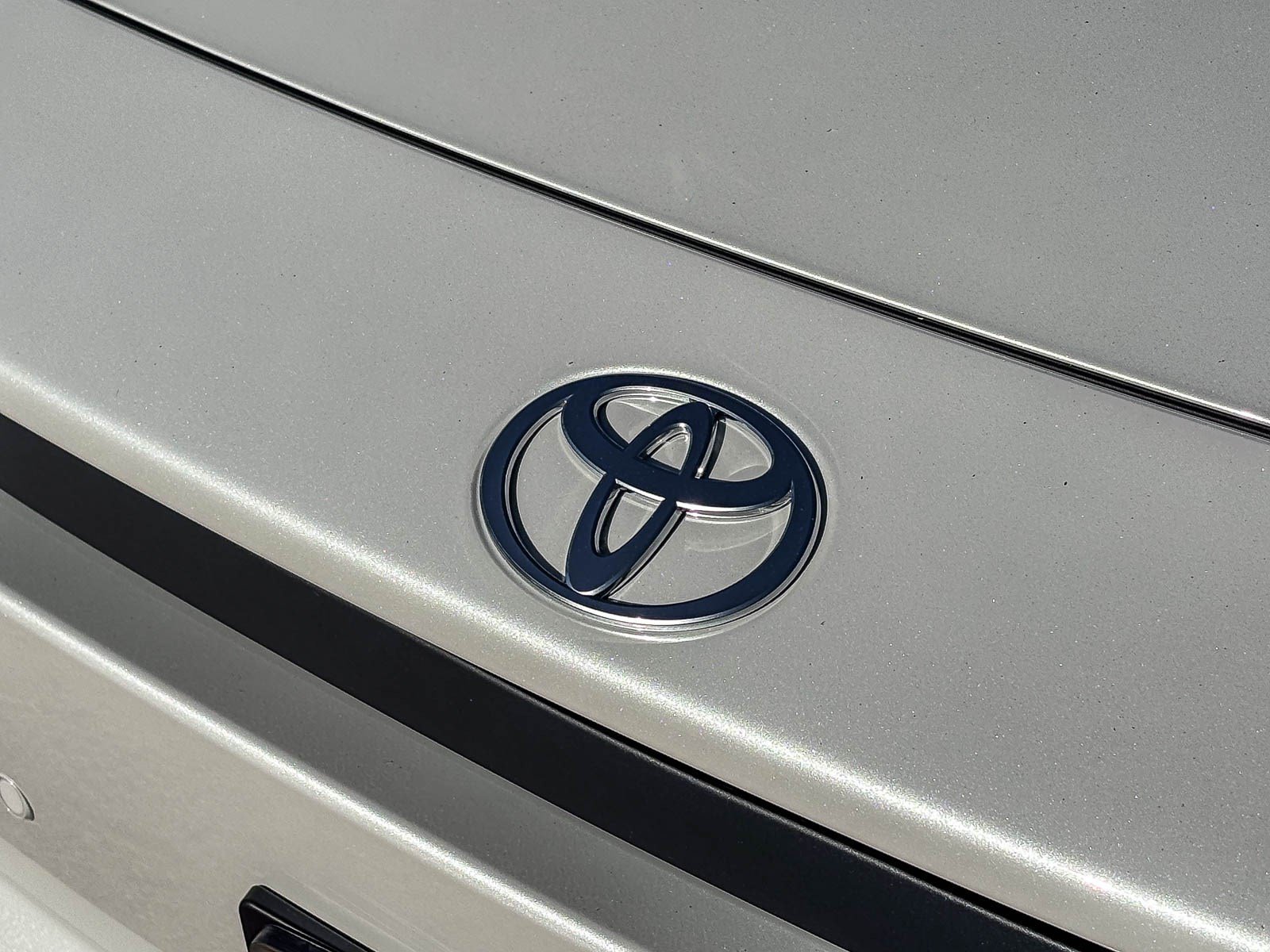 New 2026 Wind Chill Pearl with Midnight Black Metallic roof <sup>1</sup> Toyota  Limited image 9