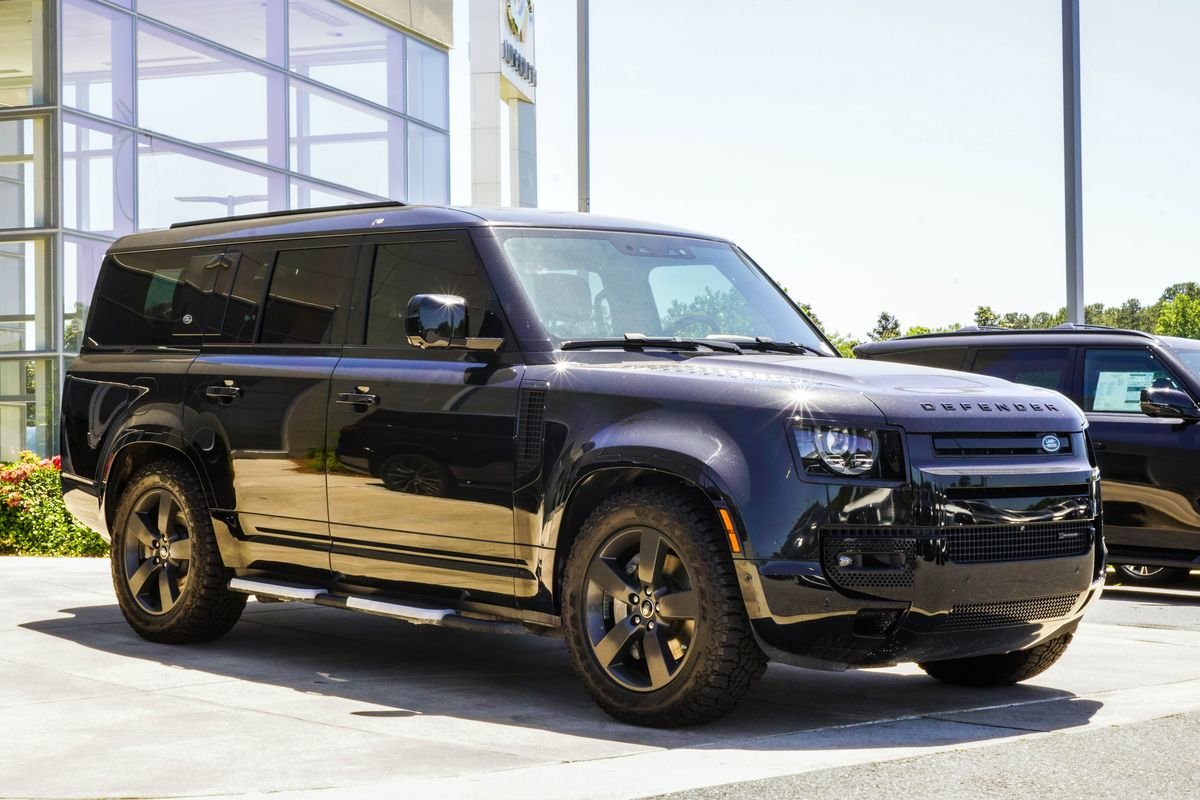 Used 2023 Black Land Rover X-Dynamic SE image 4