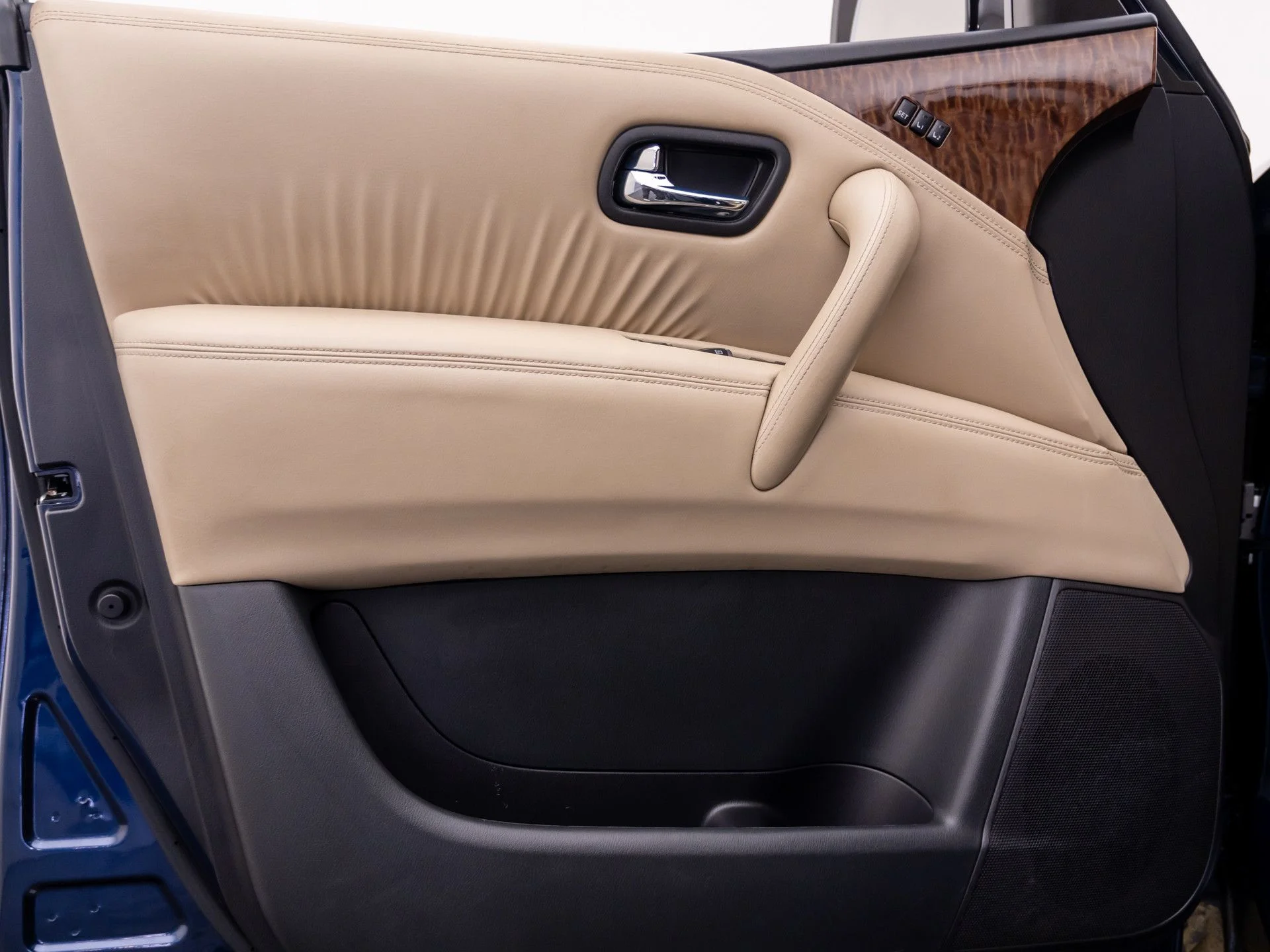 Used 2019 Blue Nissan Platinum image 13