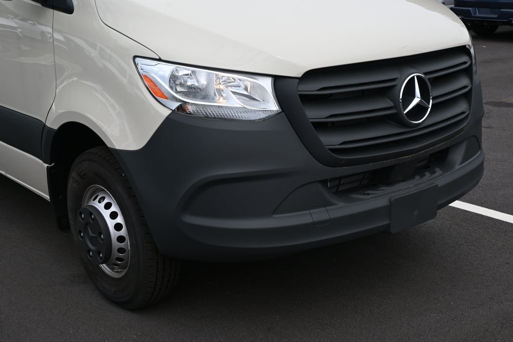 Used 2025 Pebble Gray Mercedes-Benz Cargo 170 WB image 29