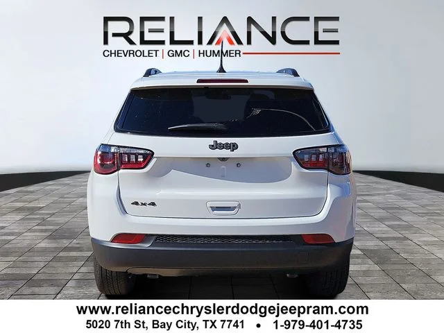 New 2026 Bright White Clear-Coat Exterior Paint Jeep Latitude image 6