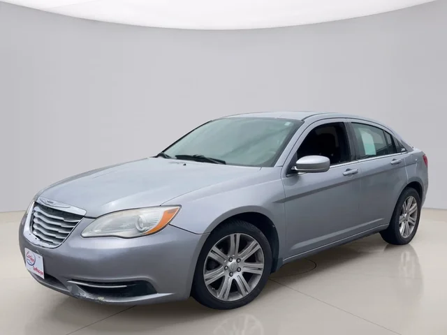 Pre-Owned 2013 Chysler 200 LX
