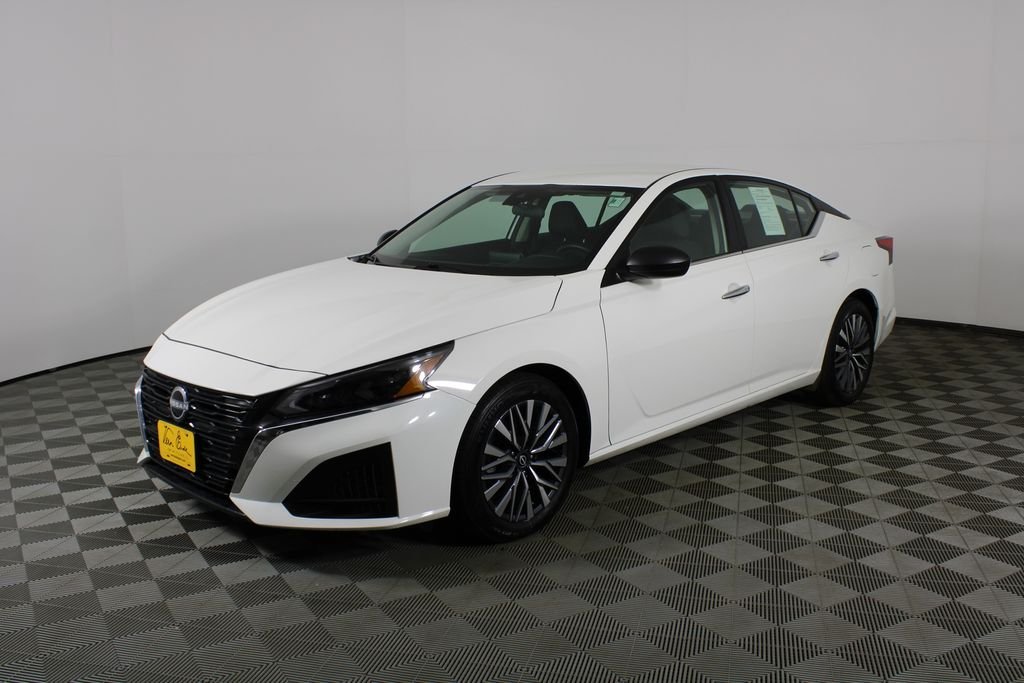 Used 2025 White Nissan 2.5 SV image 3