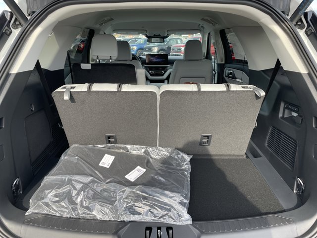 New 2026 Star White Metallic Tri-Coat Ford Platinum™ image 6