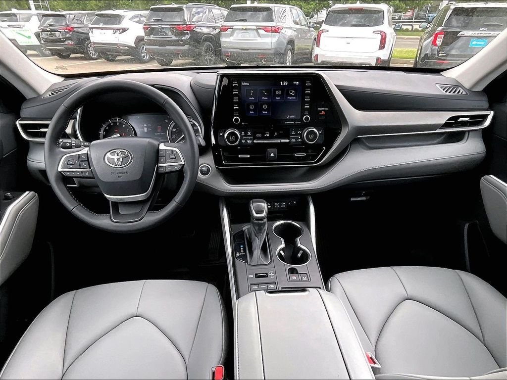 Used 2022 Beige Toyota XLE image 22