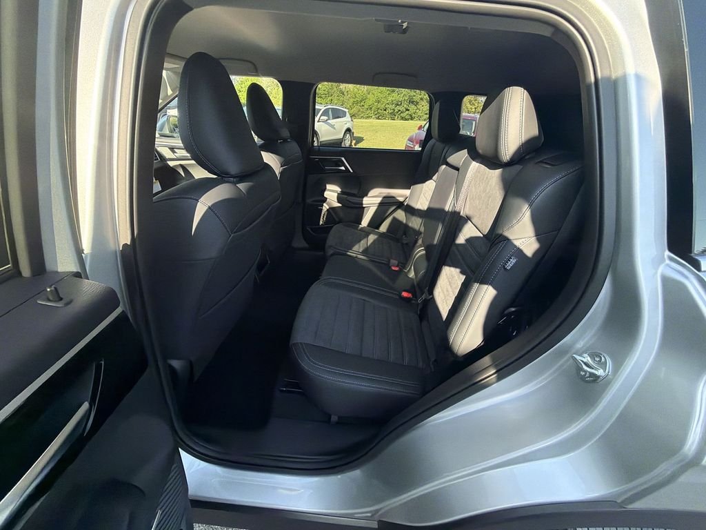 New 2026 Silver Mitsubishi SE image 22
