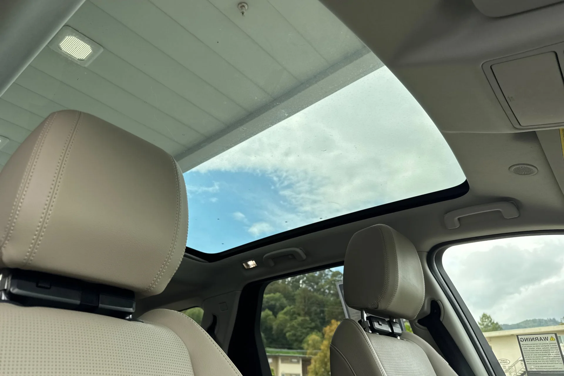 Used 2023 White Land Rover SE image 19