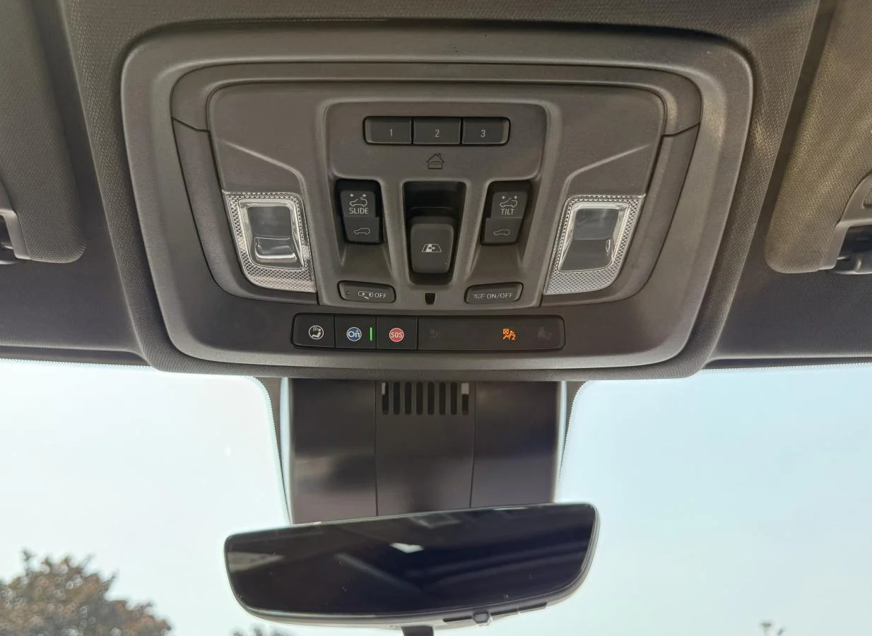 Used 2025 Silver GMC Denali image 28