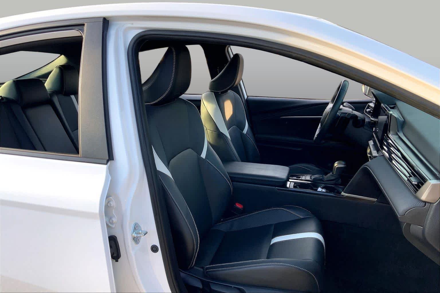Used 2025 Ice Cap Toyota SE image 9
